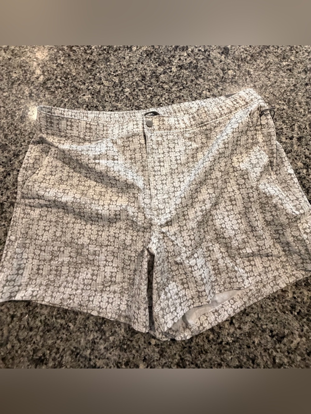 VRST Mens 5" Slim Fit Shorts Print Stamped White Silver Geo Size XXL NWT Pd. $58